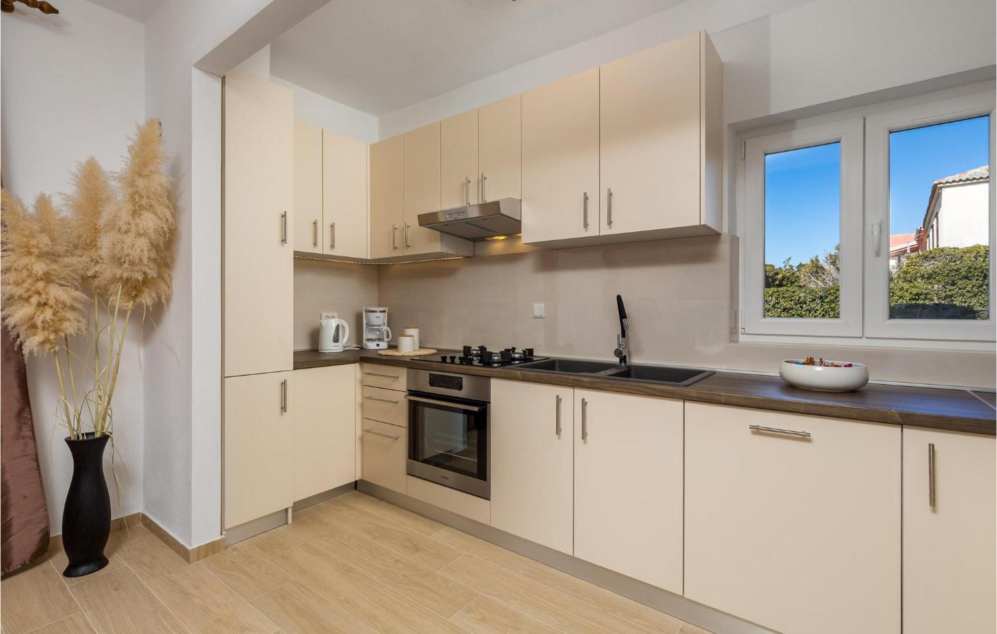 2 Bedroom Awesome Apartment In Pag Pag Town Kültér fotó