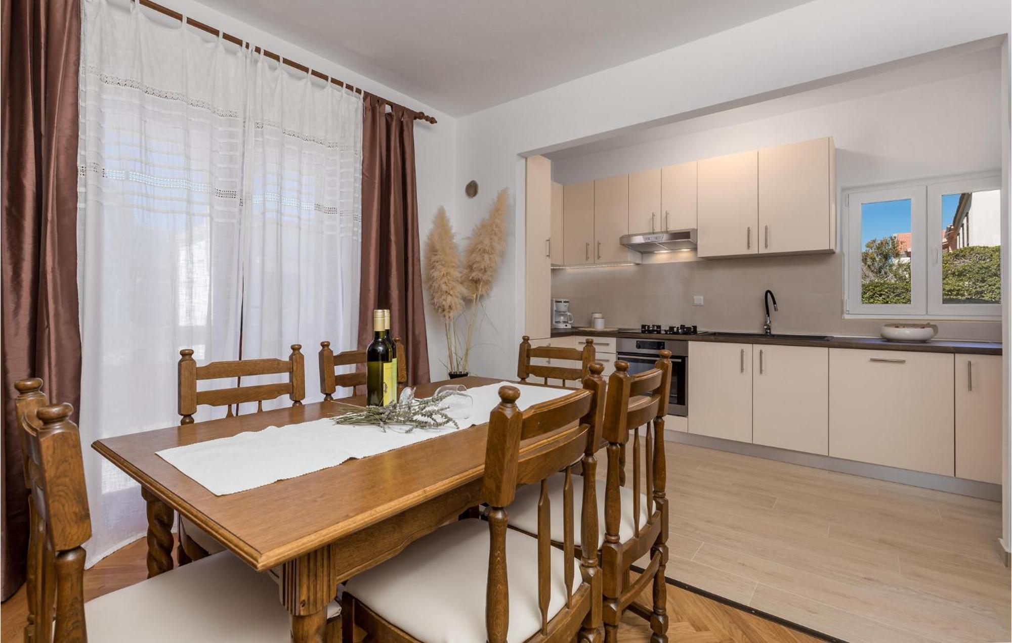 2 Bedroom Awesome Apartment In Pag Pag Town Kültér fotó